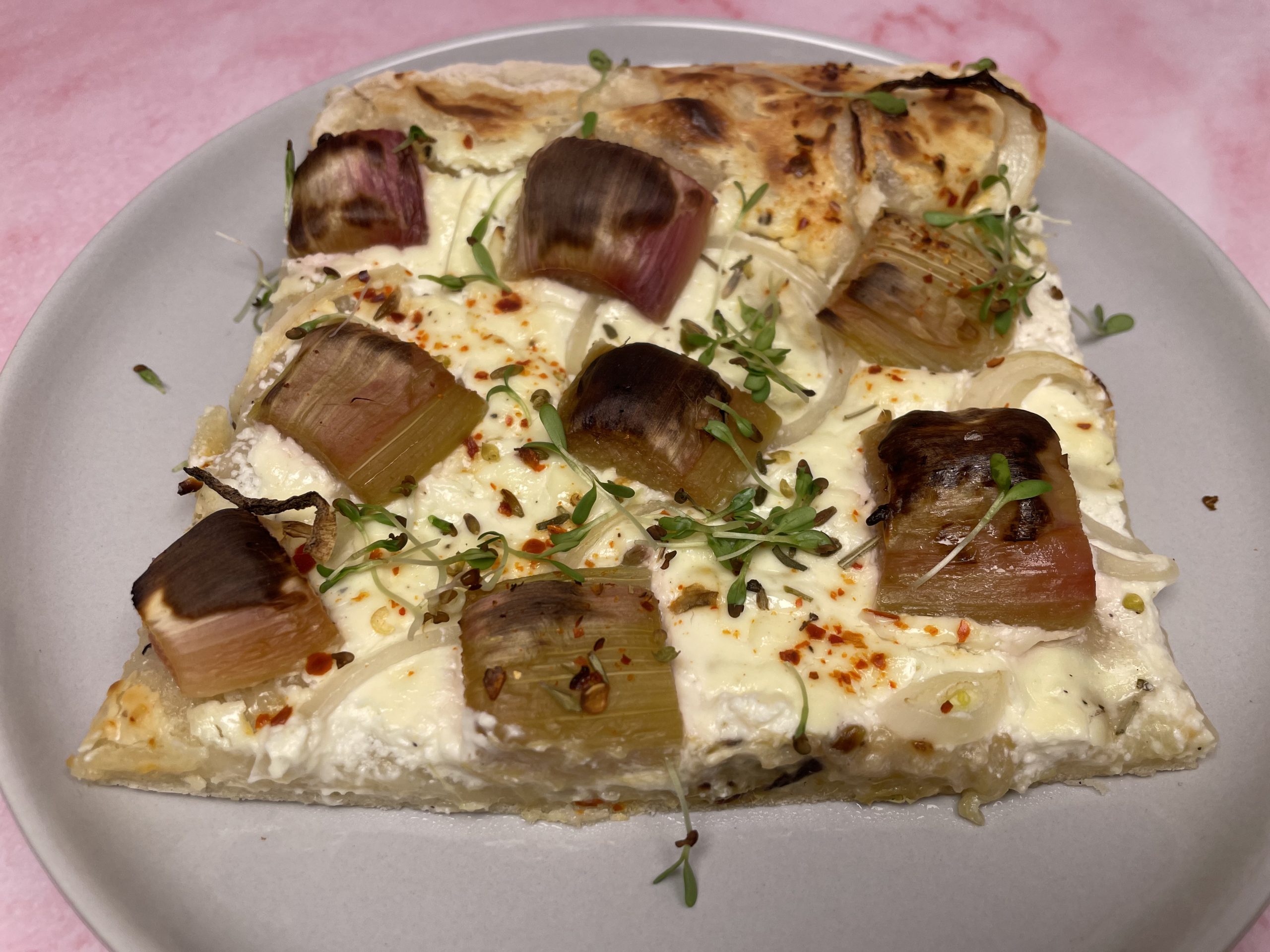 Rhabarber Ziegenkäse Hefefladen