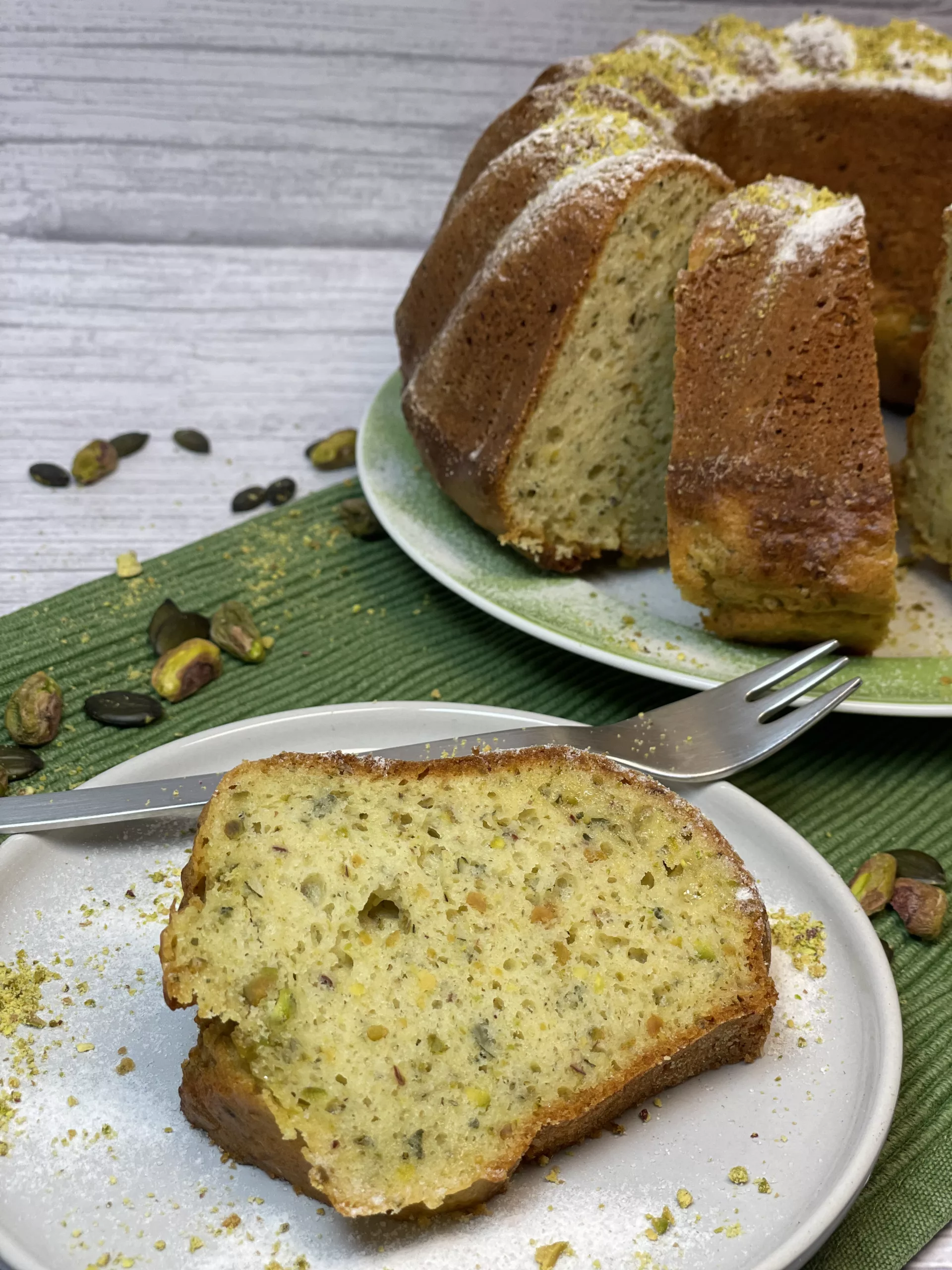 Pistazien-Zucchini-Gugelhupf