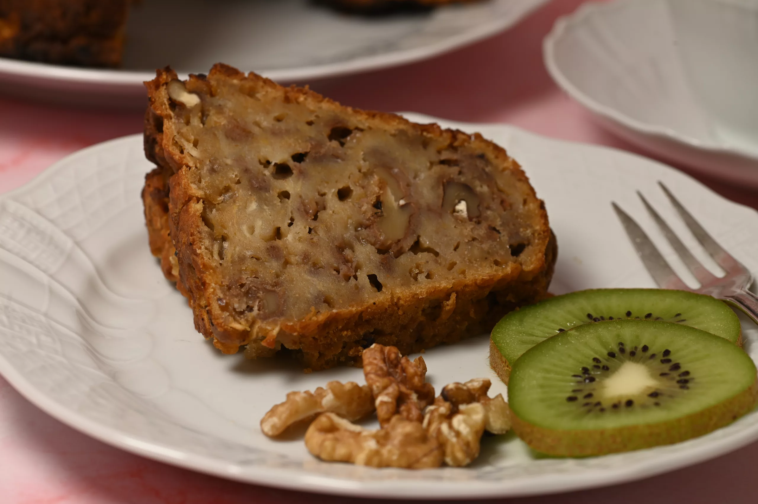 Gugelhupf mit Äpfeln und Walnüssen