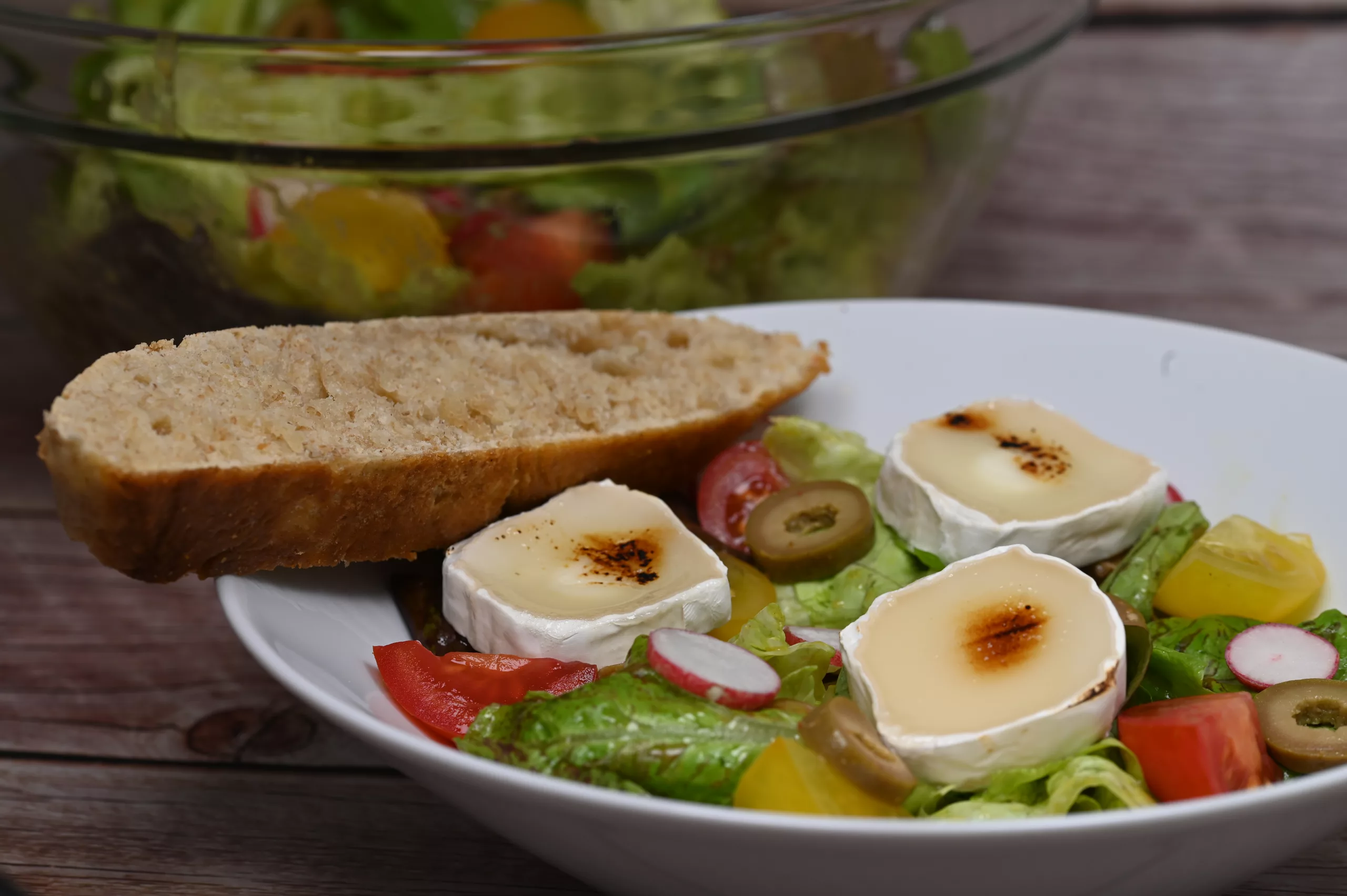 Salat mit gratiniertem Ziegenkäse