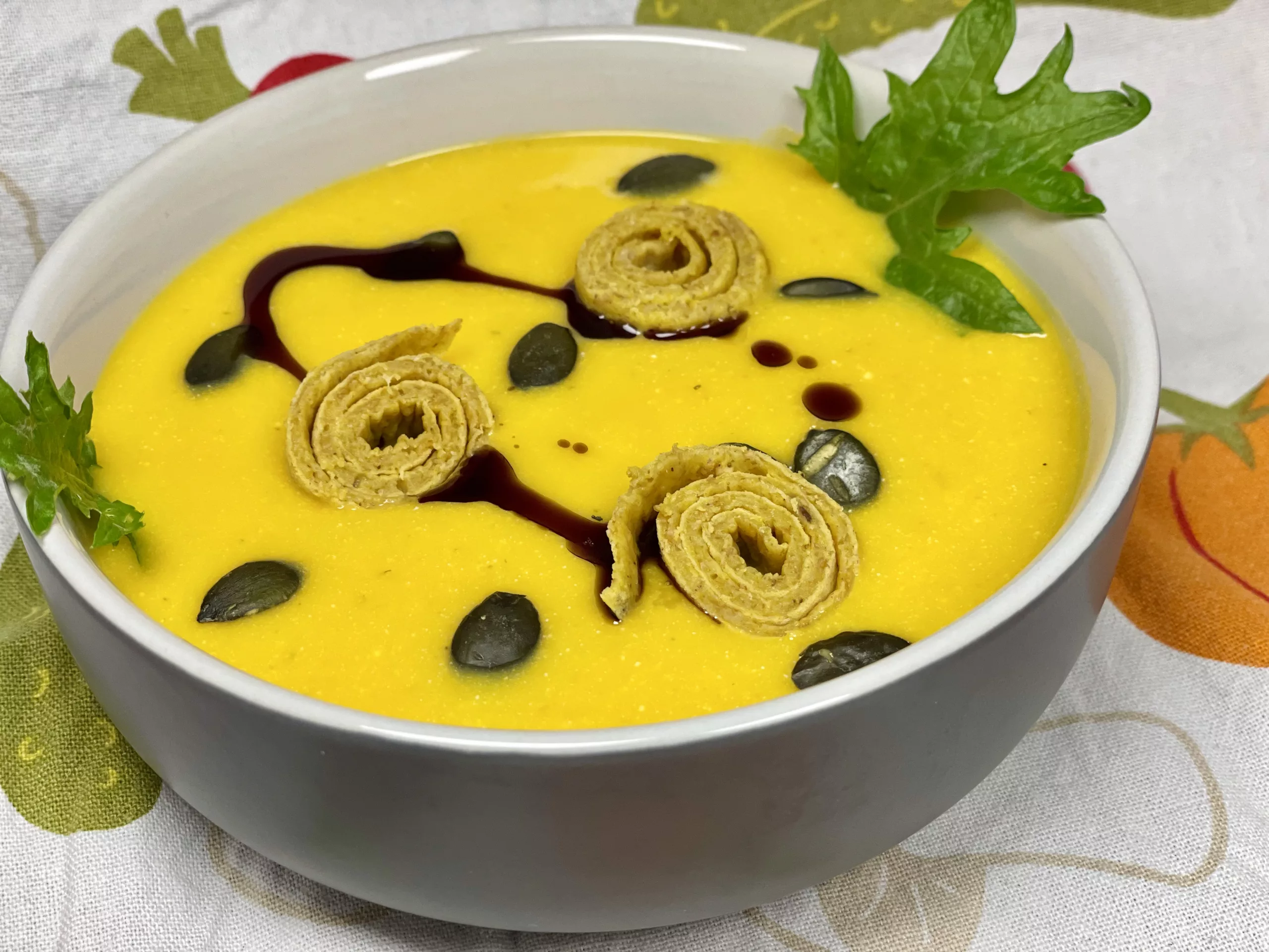 Kürbissuppe mit Pfannkuchenstreifen